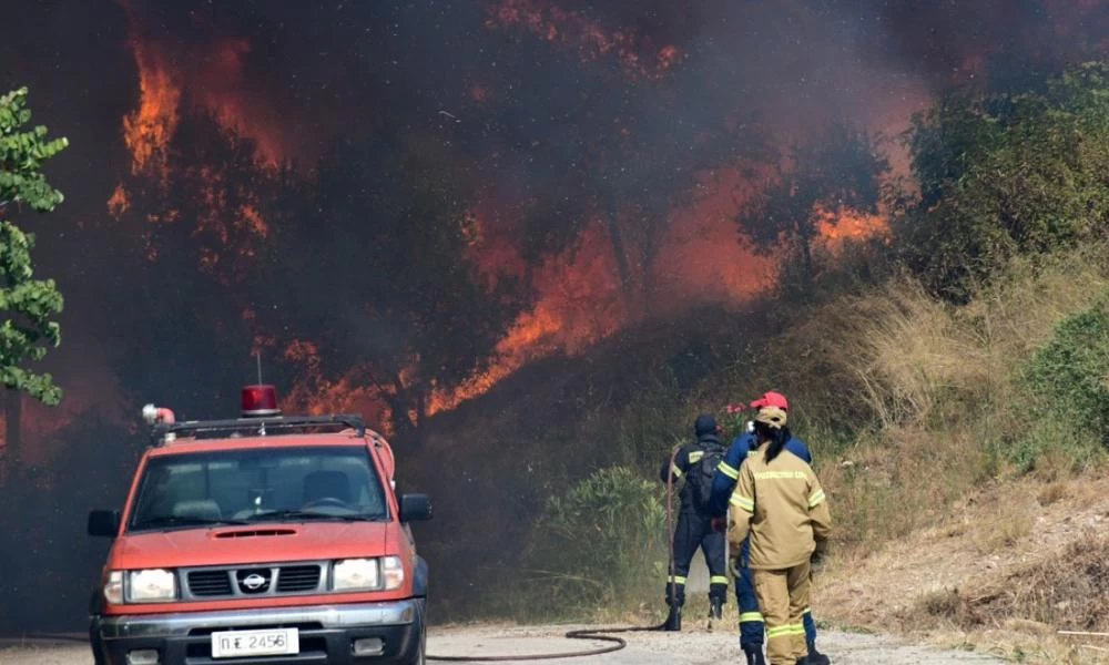 Πύρινη Λαίλαπα: Καίγονται σπίτια στη Ζήρια- Εκκενώνουν και τον Λόγγο